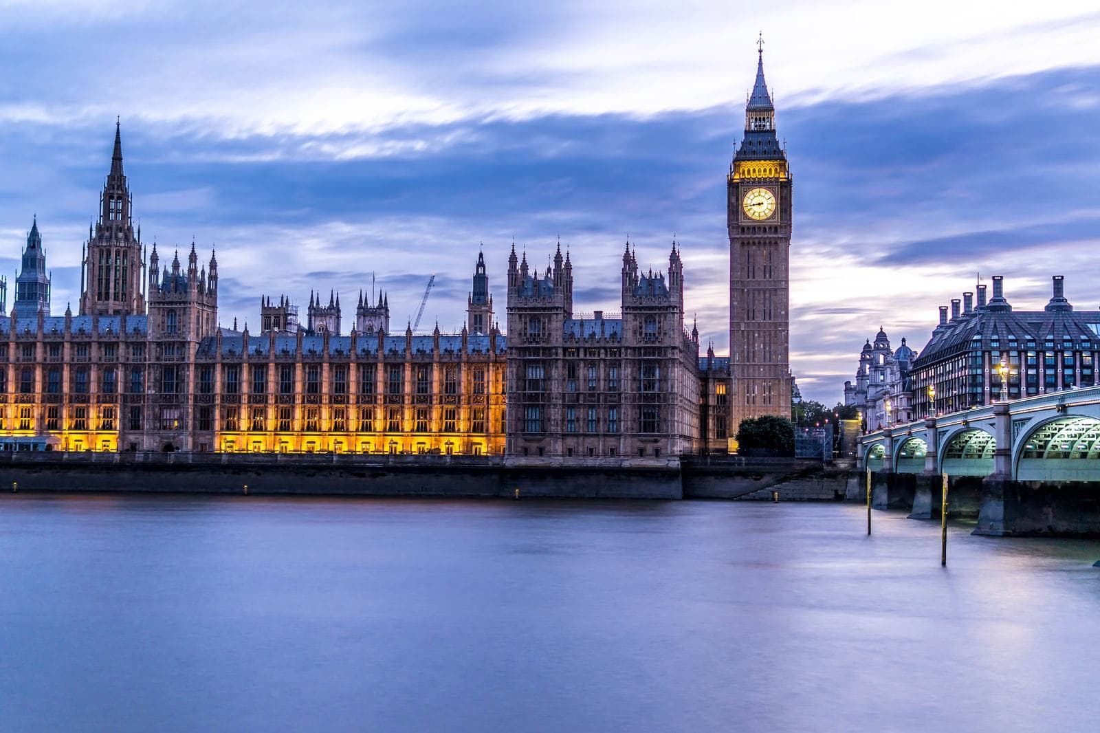 Big Ben ve Parlamento binası, alacakaranlıkta — Londra