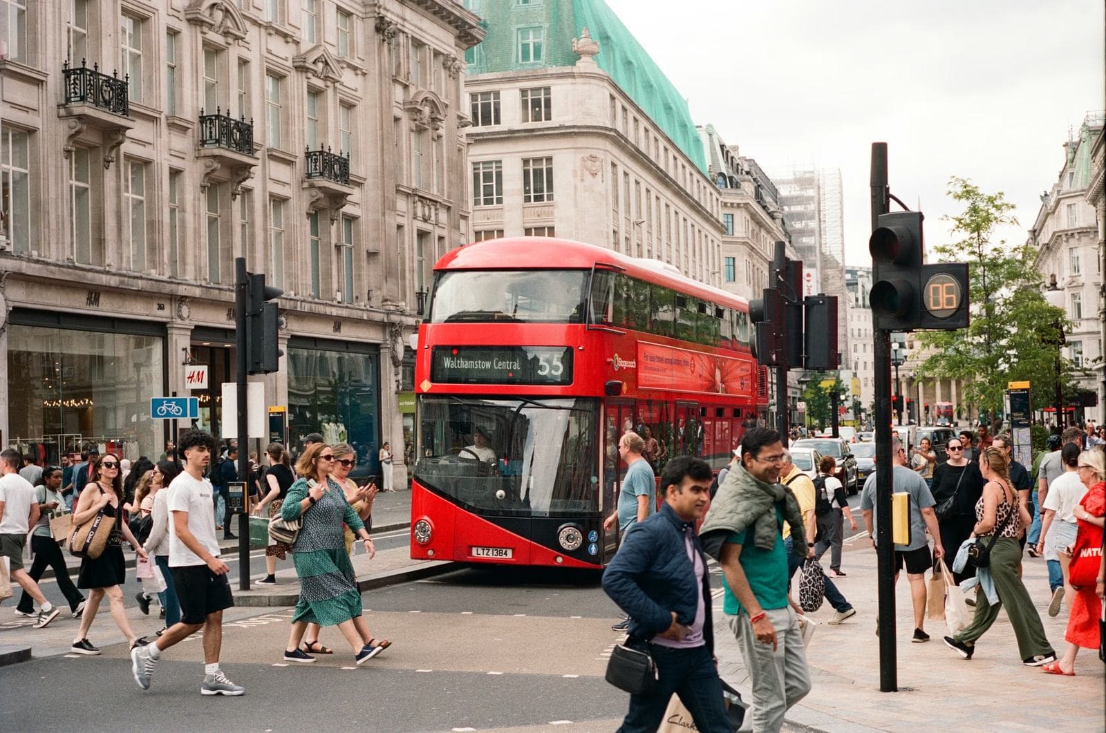 Kırmızı çift katlı otobüs ve yayalar, Oxford Street — Londra