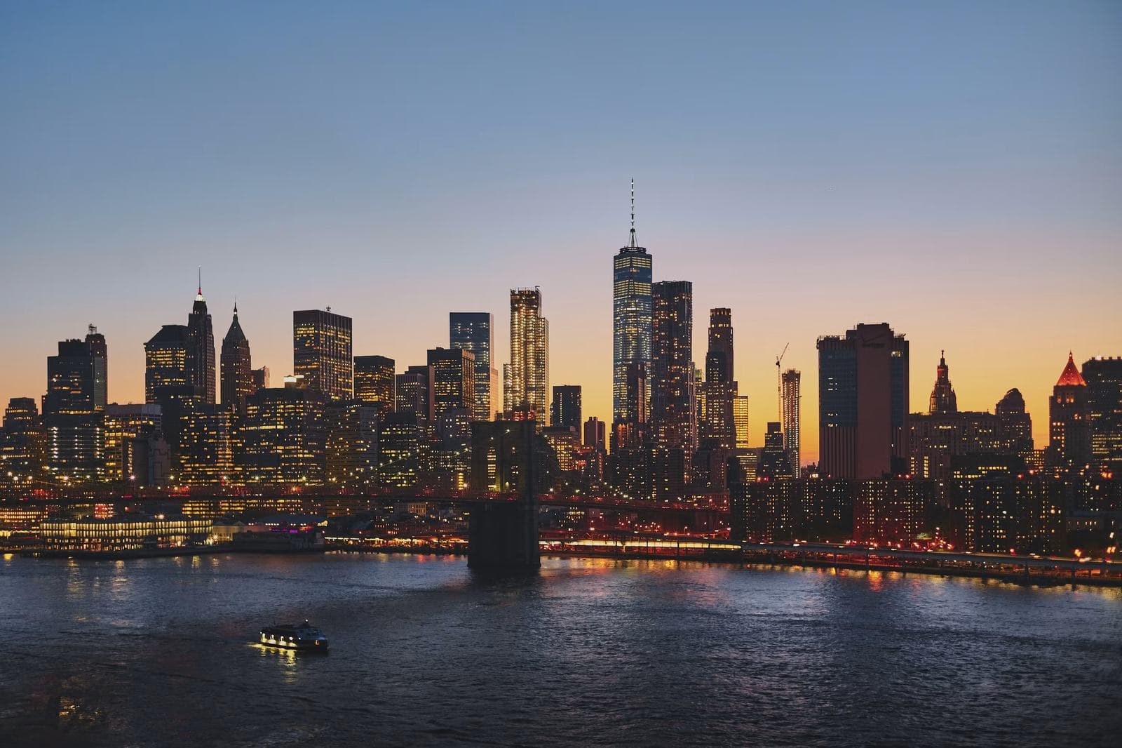 Gün batımında Manhattan silüeti — New York